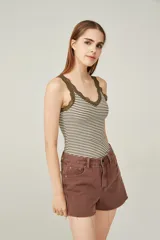 Musculosa a rayas horizontales color blanco y marrón, con escote en V y detalles de encaje color verde oliva en el escote y sisas.