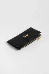 Billetera larga negra con diseño trenzado y cierre con broche metálico dorado.