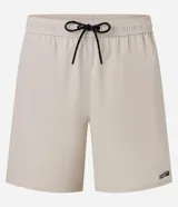 Bermuda deportiva masculina de corte holgado, color negro, con cintura elástica y cordón ajustable. Presenta un diseño minimalista con bolsillo trasero.