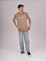 Musculosa verde militar con efecto desgastado y estampado frontal con la frase "STREET CULTURE" en blanco.