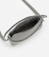 Cartera tipo baguette color gris, confeccionada en poliuretano con acabado mate. Presenta un diseño minimalista con cierre superior por cremallera, una cadena decorativa plateada en el frente y una correa larga ajustable y desmontable.