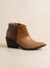 Bota corta de cuero vacuno con diseño tricolor en tonos marrones. Presenta una combinación de texturas que incluye cuero con grabado tipo cocodrilo en el talón, gamuza en el lateral y cuero liso en la puntera. Cuenta con taco cuadrado de 6 cm y suela de caucho antideslizante.