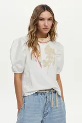 Blusa blanca de algodón con cuerpo de jersey y mangas abullonadas de tela plana, con un bordado de rosa en el pecho.
