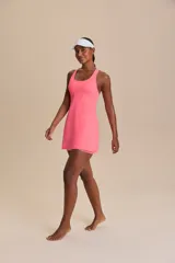 Vestido deportivo negro con calce ajustado, breteles anchos y espalda descubierta. Incluye top interno con bojo removible y short wide con bolsillos.