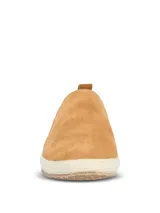 Alpargata Hush Puppies de gamuza color mostaza, con suela de yute trenzado y detalle de elástico lateral con diseño multicolor. Cuenta con forro interior de algodón orgánico.