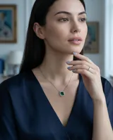 Collar de plata 925 con cadena fina y dije cuadrado con piedra de circonia color verde esmeralda rodeada de pequeñas piedras brillantes.