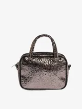 Bolso compacto Adidas de diseño funcional con acabado metalizado texturizado. Cuenta con cierre de cremallera, manijas superiores, correa ajustable y desmontable, y el logo del trébol distintivo en el frente.