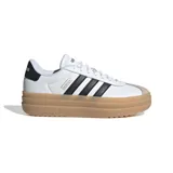 Championes Adidas modelo VL Court Bold, de diseño urbano con plataforma. Presentan un exterior sintético blanco con las icónicas tres tiras laterales en negro, detalle de refuerzo en la puntera y una llamativa mediasuela de plataforma en color caramelo.
