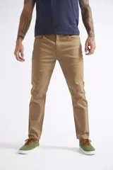 Pantalón de corte slim con diseño de cinco bolsillos y logo bordado. Confeccionado en tejido de algodón con spandex para mayor comodidad.