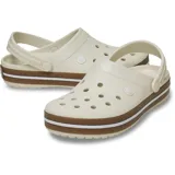 Zuecos Crocs modelo Crocband con diseño deportivo. Presentan una estructura de espuma Croslite en color beige con una franja decorativa en tono marrón y una línea blanca en la entresuela. Incluyen correa de talón pivotante y orificios de ventilación en la parte superior.