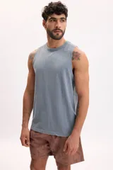 Musculosa celeste con efecto lavado, de corte clásico y sin mangas.