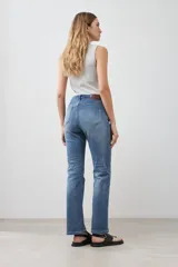 Pantalón de jean de tiro medio, corte recto, color azul denim.