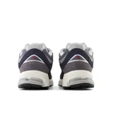 Championes urbanos New Balance modelo 2002R, color azul marino, gris y plateado, confeccionados en gamuza y malla, con logo "N" característico en los laterales y entresuela ABZORB y suela N-ergy.
