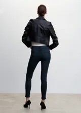 Jeans de corte skinny y tiro bajo con efecto push-up. Confeccionados en tejido elástico de mezcla de algodón, cuentan con diseño de cinco bolsillos, trabillas para cinturón y cierre frontal con cremallera y botón.