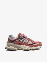 Championes New Balance modelo 9060, con diseño inspirado en la estética tecnológica del año 2000. Presentan una combinación de tonos rojizos y rosados con detalles en gris y beige. Cuentan con amortiguación ABZORB y SBS, y una mediasuela ergonómica con diseño robusto.