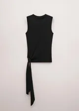 Top negro de algodón con cuello redondo y mangas cortas, con fucsia y detalle de lazo integrado para atar en la cintura.