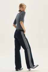 Remera de manga tres cuartos, corte ajustado al cuerpo, con escote redondo amplio. Presenta un patrón de rayas finas horizontales en tonos azul marino y blanco.