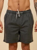 Short de baño color beige, de corte volley, con cintura elástica y cordón ajustable. Presenta un pequeño logo bordado en la parte inferior de la pierna izquierda.