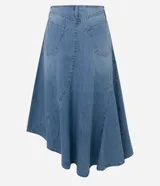 Pollera midi de jean color azul, con cintura baja, diseño asimétrico y ruedo irregular.