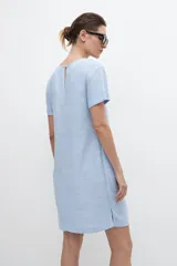 Vestido celeste de lino con corte recto, mangas cortas y cuello redondo.