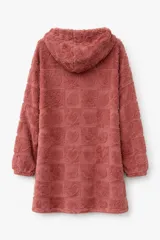 Buzo tipo hoodie de textura afelpada y suave, con diseño de trenzas en relieve, capucha y bolsillo frontal tipo canguro.