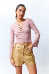 Top de mangas acampanadas, color rosa, con escote en v con uniones en la misma tela y tejido de punto acanalado.