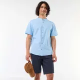 Bermuda chino azul marino confeccionada en tejido dobby, con bolsillos laterales y traseros, ideal para un estilo casual de verano.