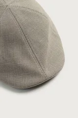 Boina con visera de color beige y marrón con diseño de cuadros pequeños, confeccionada en tejido con viscosa y ajuste elástico posterior.