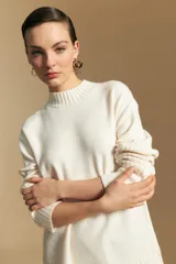 Polera de cuello alto confeccionada en tejido de punto negro, con diseño de textura acanalada en cuello, puños y ruedo, y trama vertical en mangas y espalda.