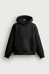 Sudadera negra de corte boxy fit, confeccionada en tejido compacto con elasticidad. Presenta capucha, manga larga, bolsillo frontal tipo canguro y acabados en rib.