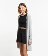 Cardigan alargado de punto liviano color gris, con mangas largas y abertura total.