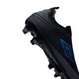 Championes de fútbol Umbro Belix Hg/Fg, color negro con detalles en gris y un llamativo logo lateral tornasolado en tonos azules y morados. Diseño sin cordones con empeine de tejido elástico y suela con tapones para césped natural o sintético.