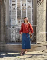 Sandalias de cuero con plataforma, color marrón con tira dorada sobre los dedos y tobillera marrón con hebilla.