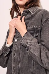 Sobrecamisa oversize de jean color gris oscuro con tachas plateadas en cuello y bolsillos.