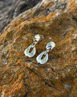 Aros colgantes con forma irregular, realizados en bronce y alpaca, con pernos y cierres mariposa de plata 925.