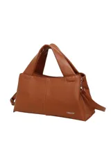 Cartera Trendy de cuero sintético color marrón camel, con doble asa corta de mano y correa larga ajustable y desmontable. Cuenta con costuras decorativas visibles y detalles de herrajes metálicos plateados con el logo de la marca en la parte frontal.