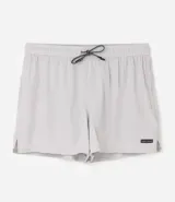 Bermuda de running Get Over para hombre, confeccionada en microfibra ligera de color gris claro. Presenta cintura elástica con cordón ajustable, bolsillos funcionales, dobladillo redondeado con aberturas laterales y pequeño parche con logo de la marca en la pierna izquierda.