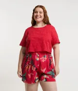 Blusa plus size confeccionada en laise de algodón con pequeños agujeritos, cuello redondo, abertura por gota en la espalda y mangas cortas.