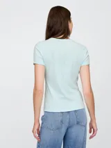 Remera de tejido rib, corte ajustado al cuerpo, con cuello redondo y mangas cortas.