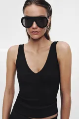 Musculosa de punto rib color marrón con mezcla de algodón, escote en V y tirantes anchos.