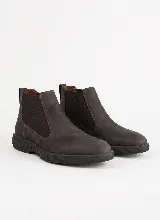 Botas tipo Chelsea de cuero color marrón oscuro, con paneles laterales elásticos y suela de goma texturizada al tono.