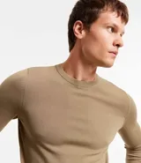 Suéter básico masculino color tostado, de cuello redondo y manga larga, con diseño liso confeccionado en mezcla de viscosa y poliamida.