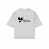 Remera de corte oversize color blanco, con mangas cortas y cuello redondo. Presenta un estampado gráfico minimalista en color negro en el pecho.