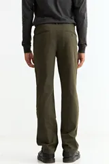 Pantalón de corte recto en color tostado, confeccionado en tejido de algodón con un toque de elastano para mayor comodidad. Presenta cierre de botón y cremallera, con bolsillos laterales y traseros.