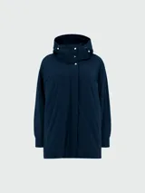 Campera de nylon flexible marca Herno, color azul marino, con silueta acampanada. Presenta capucha ajustable, cuello alto con cierre de botones a presión y cierre frontal oculto. Incluye bolsillos laterales discretos y mangas largas con puños elásticos.