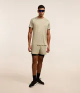 Remera deportiva de hombre con tecnología Dry, cuello redondo y mangas cortas. Presenta un diseño con estampa sutil tipo heat print y detalles de líneas en los hombros.