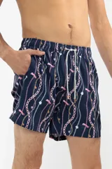 Short de baño azul marino con estampado de cadenas doradas, charms y libélulas en rosa.