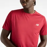 Remera deportiva New Balance Sport Essentials de manga corta y cuello redondo, color rojo oscuro, confeccionada en tejido de jersey ligero de poliéster con tecnología de secado rápido NB DRY y aberturas laterales para mayor transpirabilidad. Cuenta con el logotipo reflectante de la marca en el pecho.