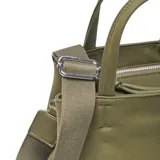 Cartera tipo tote de tamaño pequeño en color verde oliva, confeccionada en material textil. Presenta doble asa de mano, correa de hombro ajustable y un detalle decorativo de borla con cordones en el frente. Incluye un aplique circular con el logo de la marca en la parte inferior.