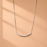 Collar de plata 925 con cadena de eslabones venecianos y dije curvo texturizado.